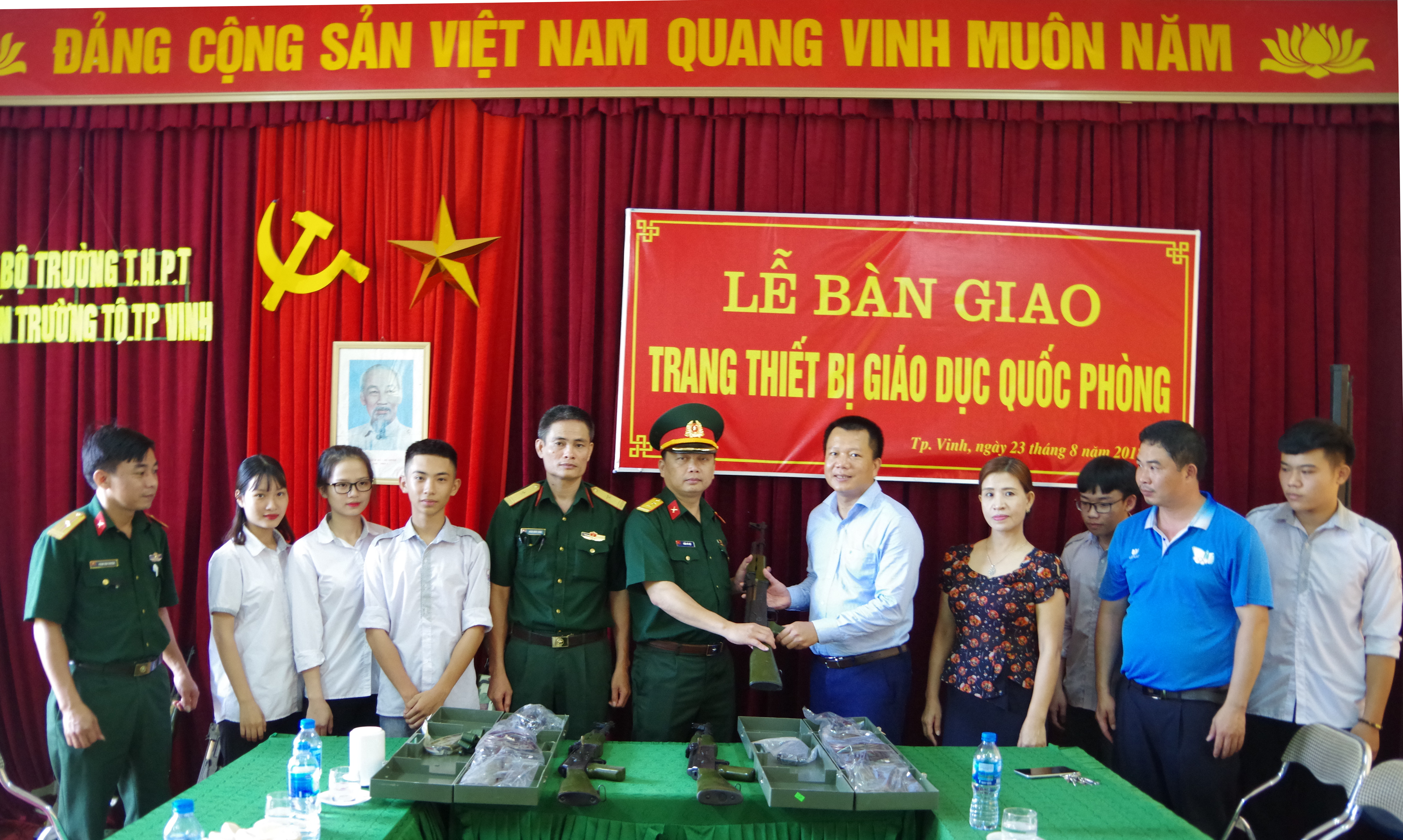 Bộ CHQS tỉnh bàn giao súng Tiểu liên AK đã hoán cải cho Trường THPT Nguyễn Trường Tộ. Ảnh: Hoàng Long