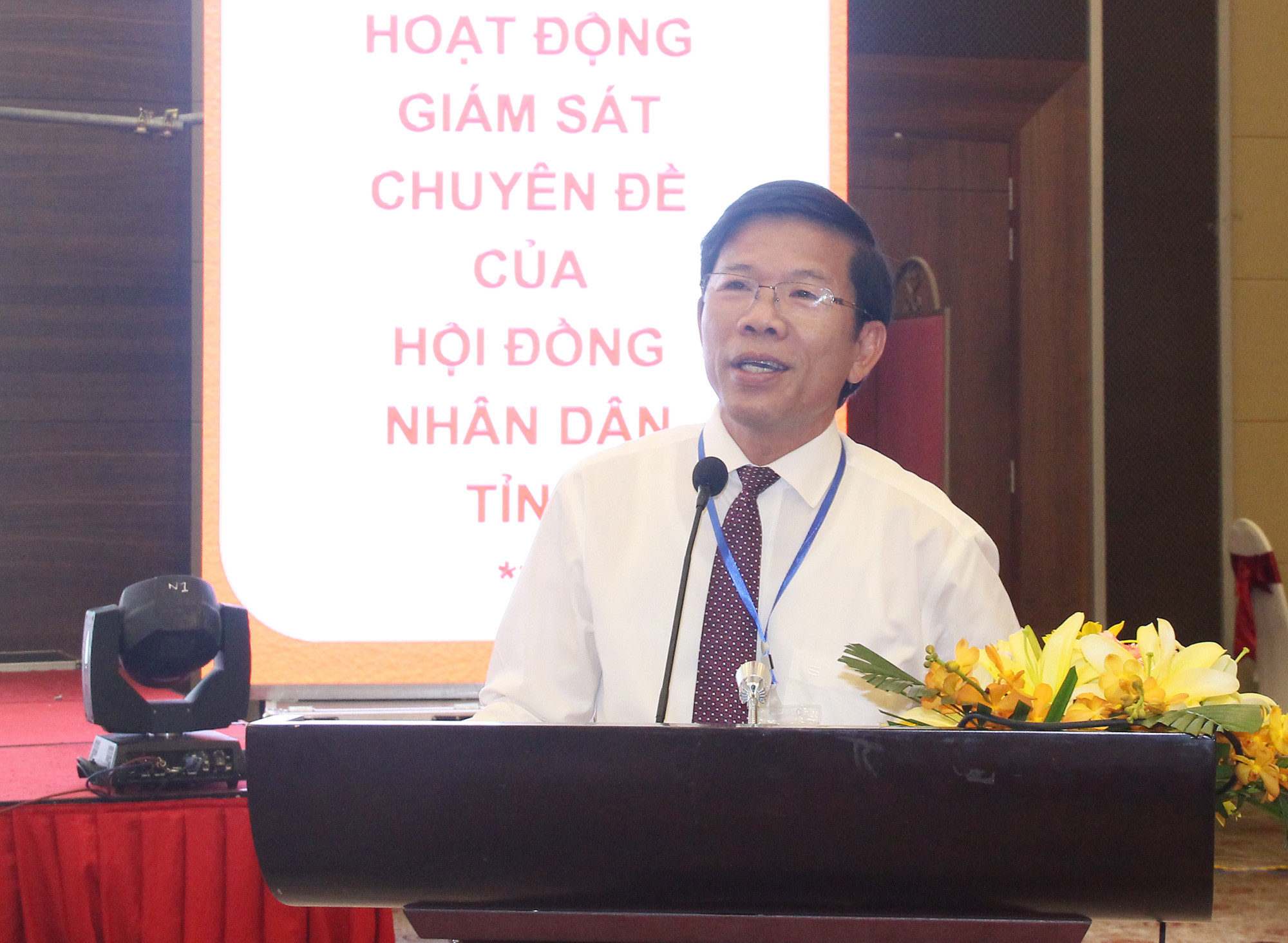 Đại diện Thường trực HĐND tỉnh Thừa Thiên Huế trao đổi kinh nghiệm tổ chức giám sát chuyên đề tại địa phương. Ảnh: Mai Hoa