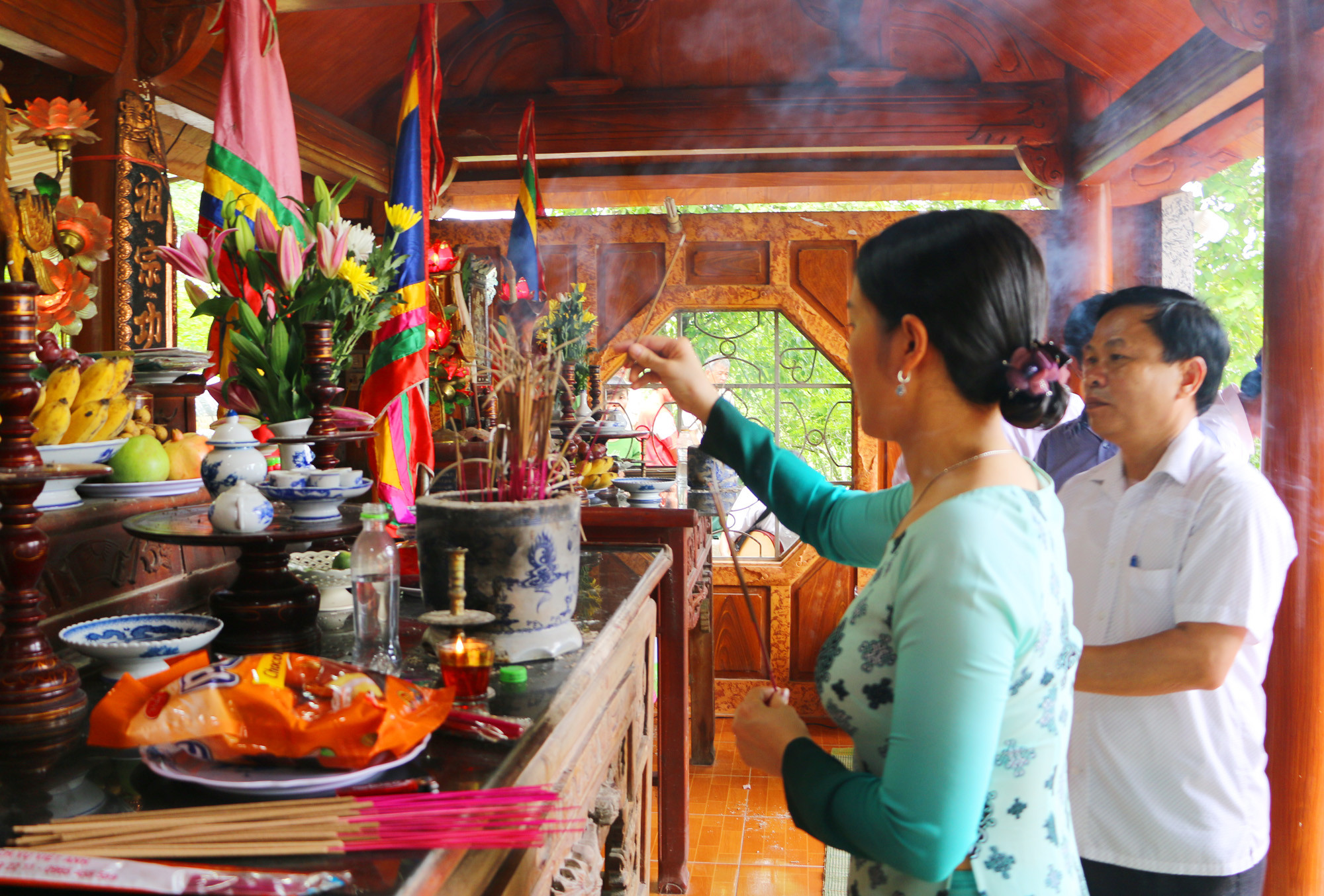 Đại diện Sở Văn hóa thể thao và Ban quản lý di tích tỉnh dâng hương an vị Bằng công nhận di tích tại Đền Song Đồng Ngọc Nữ. Ảnh: Nguyễn Hải