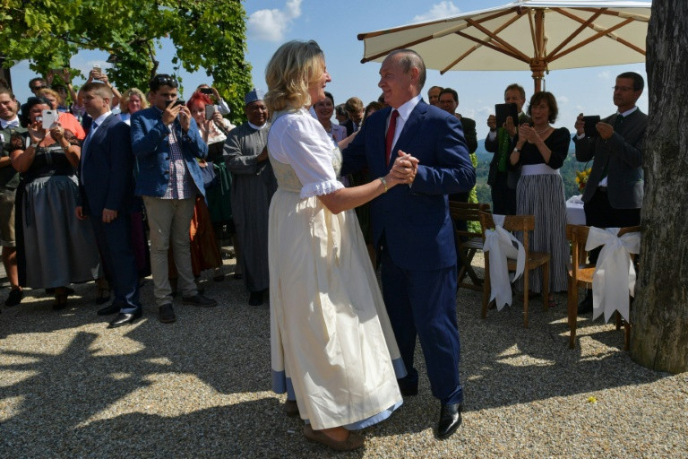 Một bức ảnh chụp Ngoại trưởng Áo Karin Kneissl cùng ông Putin khiêu vũ tại đám cưới của bà này hồi tuần trước châm ngòi cho những câu hỏi về việc liệu Moskva đang được chuyển thông tin tình báo do mật vụ Áo thu thập. Ảnh: AFP