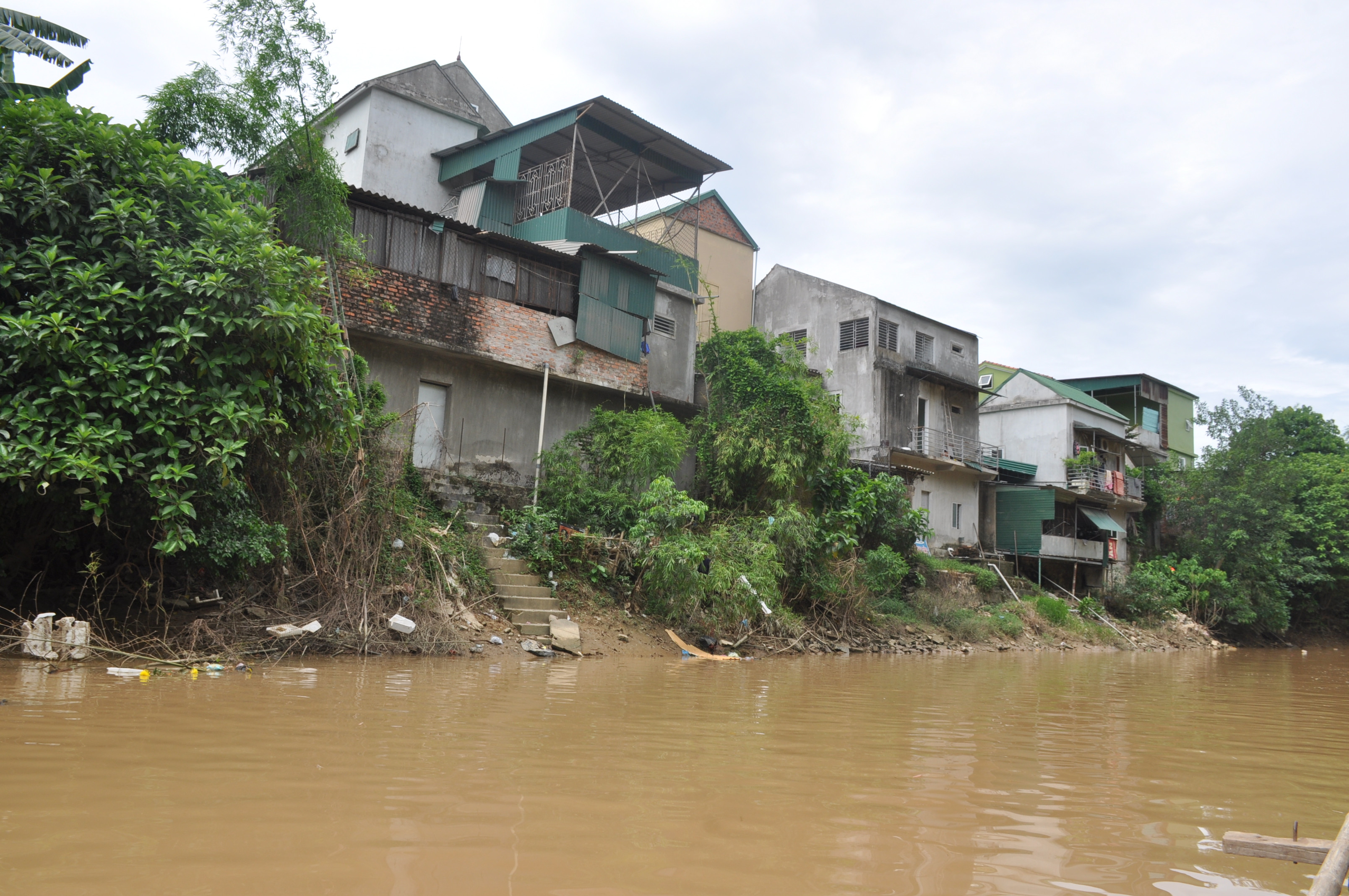 Nhiều nhà dân xây dựng kiên cố lấn chiếm dọc hành lang 2 bên bờ kênh thấp bara Nam Đàn. Ảnh Tùng Chi