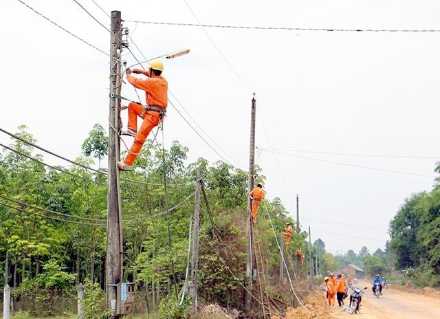 Công ty Điện lực Nghệ An bàn giao công trình “Thắp sang đường quê” tại Lục Dạ, Con Cuông. Ảnh Tùng Chi