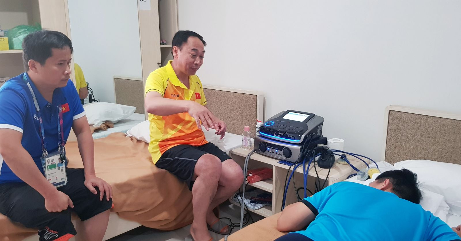 Bác sĩ Nguyễn Trọng Hiền kiểm tra chấn thương của Đình Trọng.
