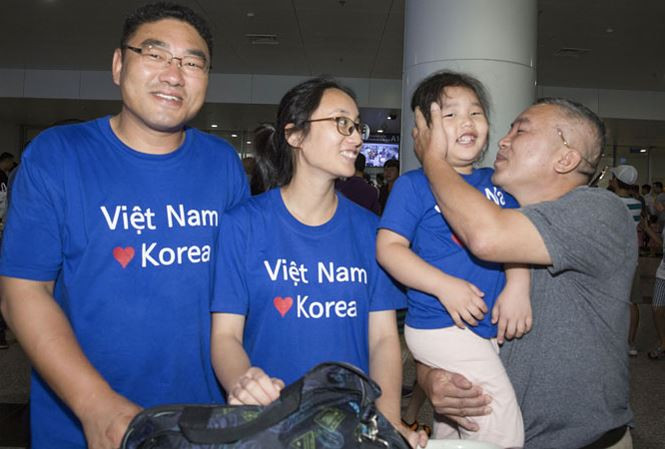 Một cặp vợ chồng Hàn - Việt về ngoại