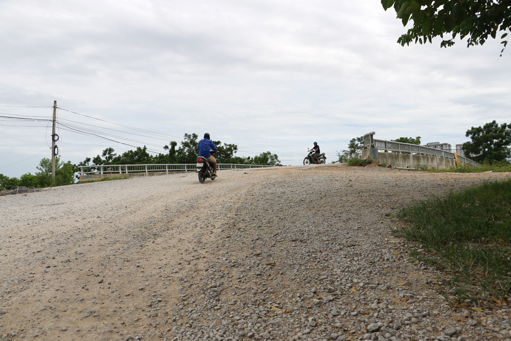 Cầu Đen được xây dựng năm do UBND huyện Hưng Nguyên làm chủ đầu tư và được Sở Giao thông Vận tải Nghệ An thẩm định. Tuy nhiên sau khi thi công xong thì người dân sống gần cầu phản ánh cầu xây quá cao, gây khó khăn cho người tham gia giao thông. Ảnh: Lâm Tùng