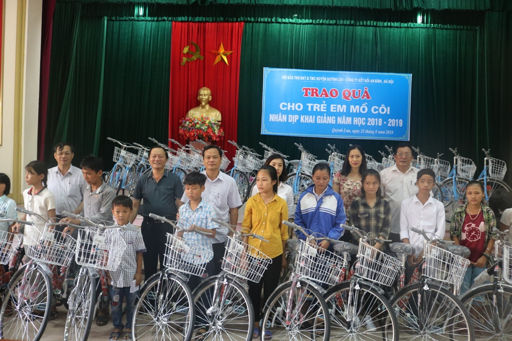 Trao tặng 37 chiếc xe đạp cho các học sinh mồ côi có hoàn cảnh đặc biệt khó khăn