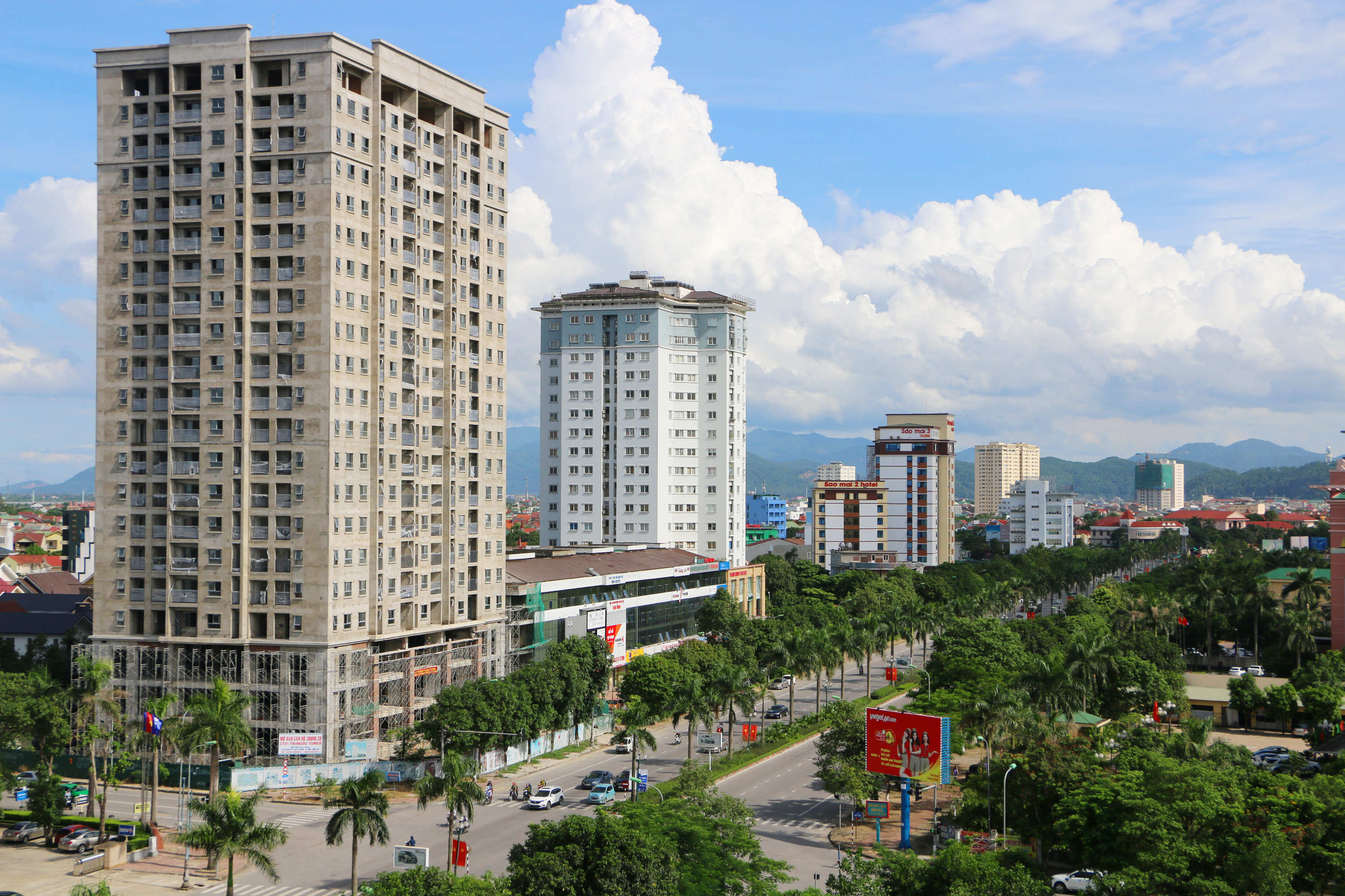 Tòa chung cư cao cấp 21 tầng ở TP. Vinh do Công ty CP Trung Đô làm chủ đầu tư. Ảnh: Nguyễn Hải