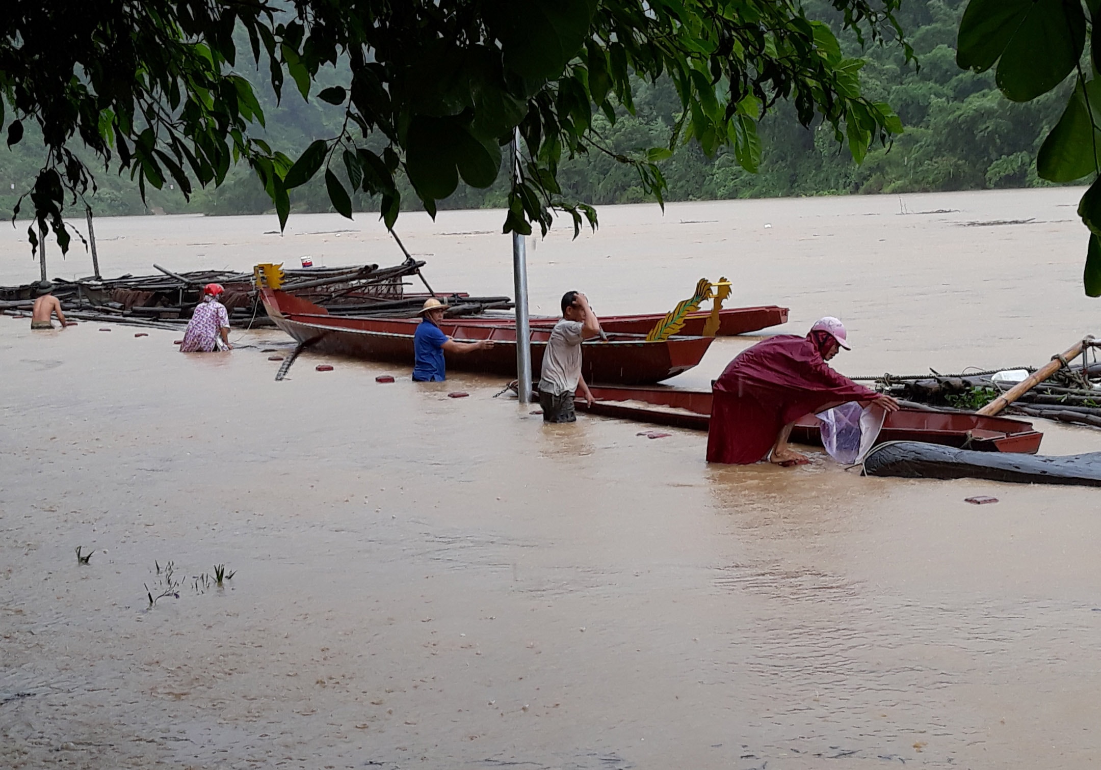 Những ngày này, các hộ nuôi cá lồng đang nỗ lực dọn rác, chờ con nước ổn định thì mới vay mượn để nuôi tiếp. Ảnh: Đình Tuân