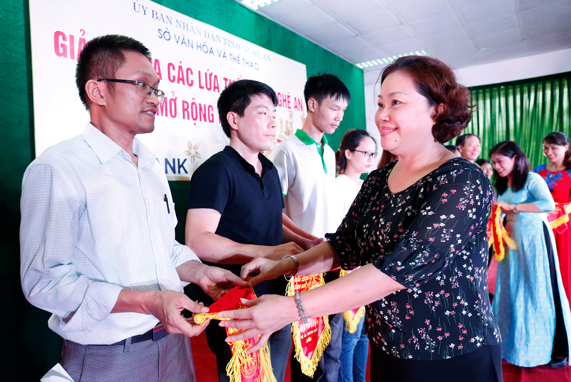 Đồng chí Nguyễn Thị Thu Hường trao cờ cho các đại diện vận động viên tham dự giải. Ảnh: Đức Anh