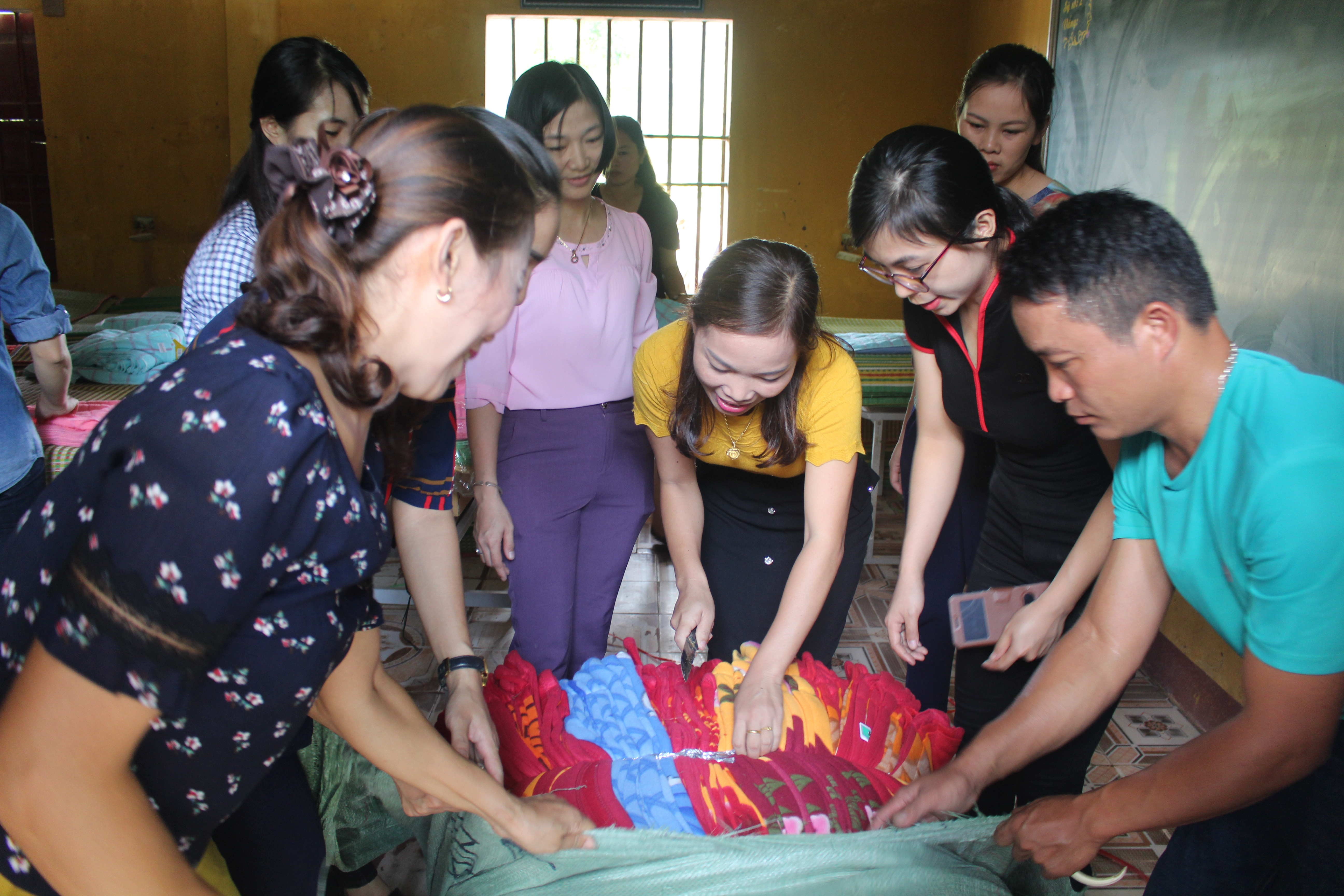 Các thầy cô giáo khẩn trương sắp xếp c quà để các em học sinh sắp xếp lại phòng Ảnh Minh Hạnh.