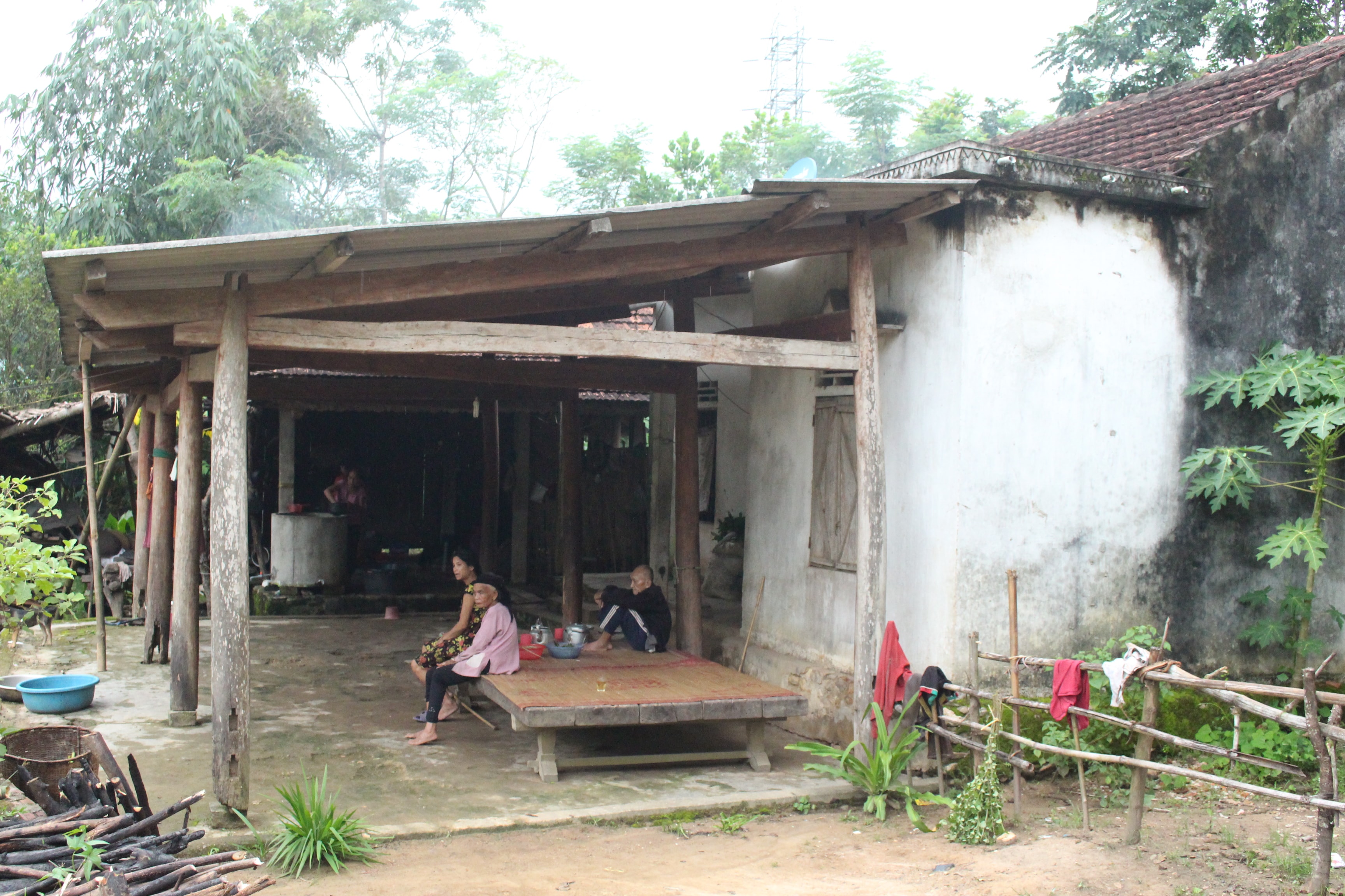 Ngôi nhà cũ kỹ là nơi ở của 9 người trong gia đình Yến. Ảnh: Lương Nga