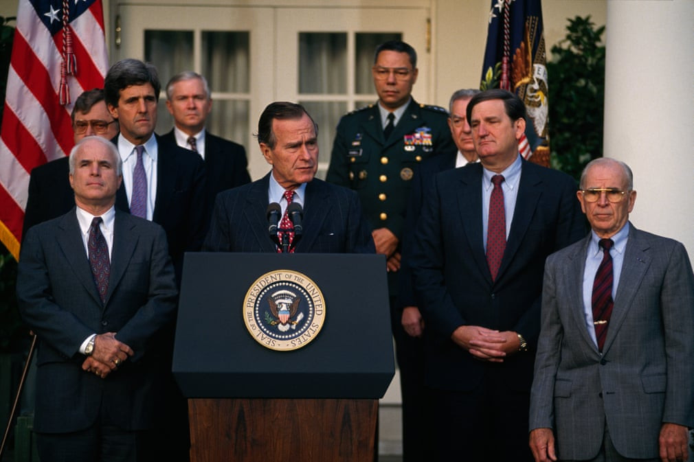 Thượng nghị sỹ Mỹ John McCain, Thượng nghị sỹ John Kerry, Tổng thống George Bush, Tướng Colin Powell và Tướng John Vessey dự họp báo về lính Mỹ mất tích trong chiến tranh tại Việt Nam. Ảnh: Sigma/Getty