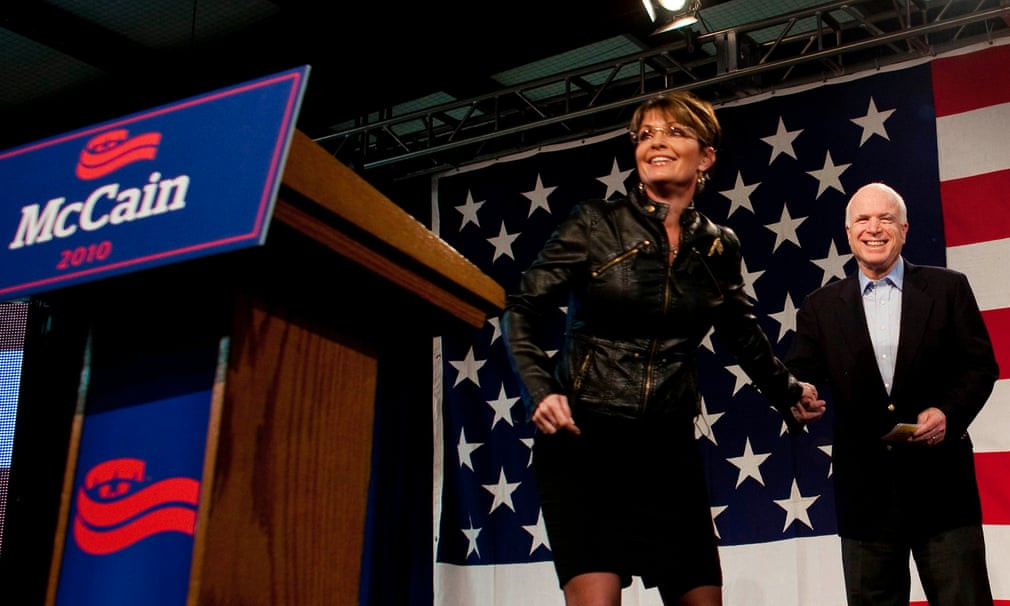 Cựu thống đốc Alaska Sarah Palin phát biểu trước người ủng hộ trong cuộc vận động tranh cử cho Thượng nghị sỹ Senator John McCain tại Tucson, Arizona năm 2010. Ảnh: Getty