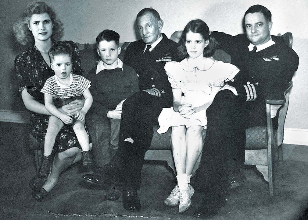 Bức ảnh gia đình John McCain khoảng năm 1944. Từ trái sang- Roberta (mẹ John) Joe, John S McCain III, Đô đốc John S McCain, Sandy, and cha của ông là John S McCain Jr. Ảnh: Alamy