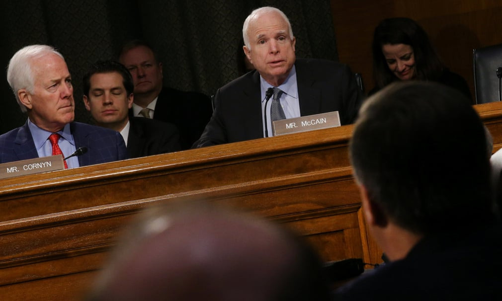 John McCain đặt câu hỏi cho Mike Pompeo khi ông này điều trần trước ủy ban tình báo Thượng viện về việc được bổ nhiệm đứng đầu CIA, tại Washington, tháng 1/2017. Ảnh: Reuters