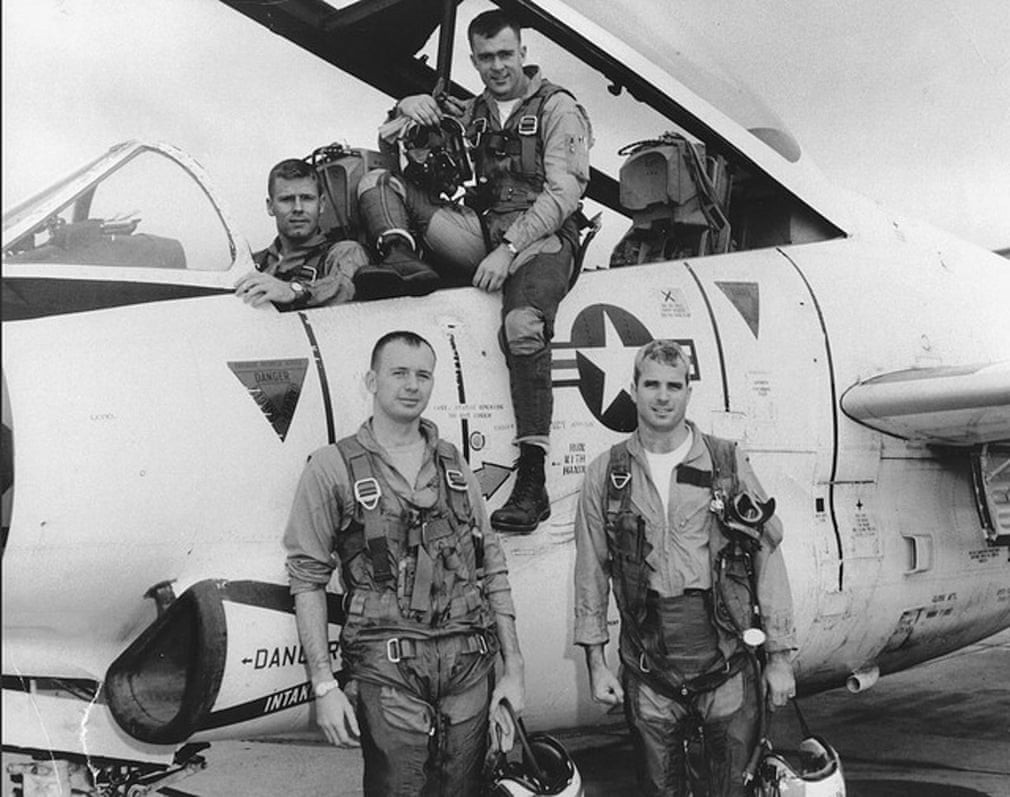 John McCain cùng các thành viên đội bay và một chiếc máy bay huấn luyện T-2 Buckeye của Bắc Mỹ. Ảnh: Alamy