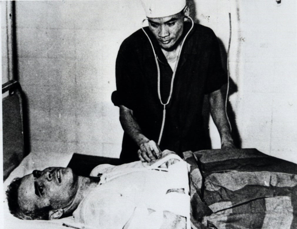 Tù binh chiến tranh John McCain được điều trị tại một bệnh viện ở Hà Nội vào mùa Thu 1967. Ảnh: AP