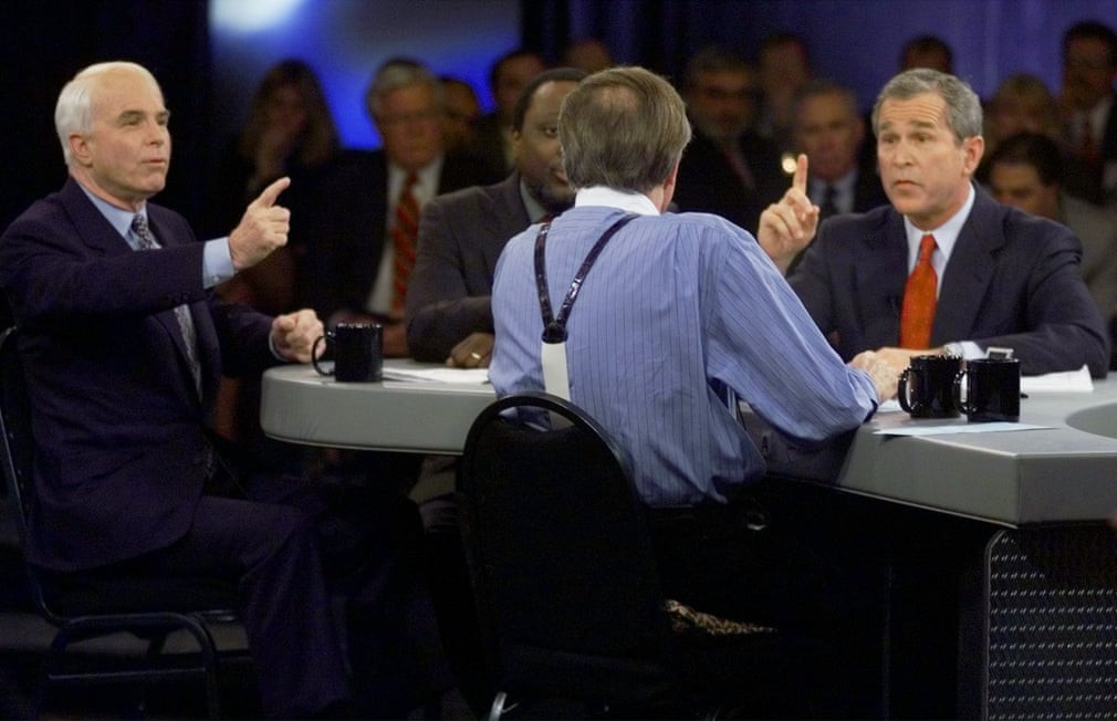 Ứng viên Tổng thống phe Cộng hòa John McCain và George W Bush phản hồi điều phối viên Larry King trong một cuộc tranh luận chạy đua ứng viên tổng thống phe Cộng hòa tại Nam Carolina vào tháng 2/2000. Ảnh: AP