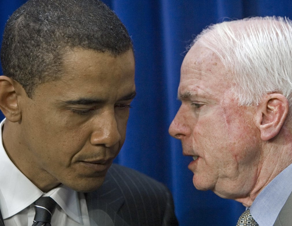 Thượng nghị sỹ John McCain hội ý cùng Thượng nghị sỹ Barack Obama trong buổi họp báo tháng 4/2006 tại Washington. Ảnh: AFP/Getty