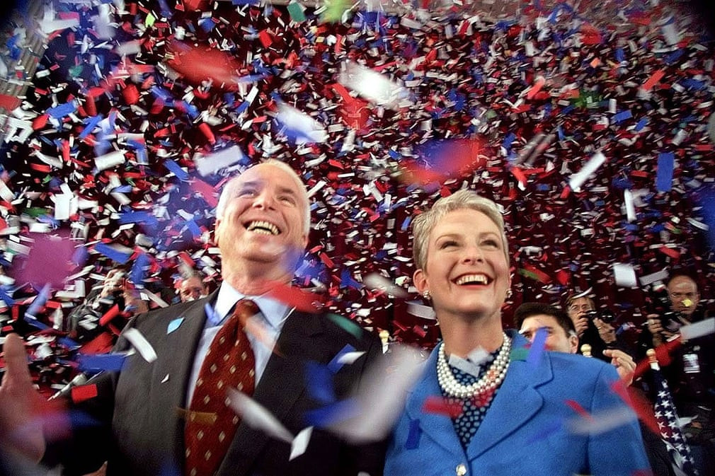 Ứng viên tổng thống phe Cộng hòa John McCain cùng vợ Cindy mỉm cười vào cuối cuộc gặp gỡ cử tri tại New Hampshire vào tháng 1/2000. Ảnh: AP