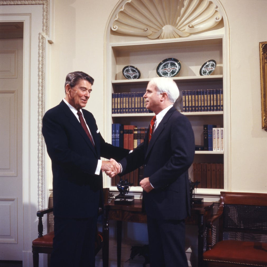 Tổng thống Mỹ Ronald Reagan và John McCain tại Nhà Trắng trong những năm 1980. Ảnh: Alamy
