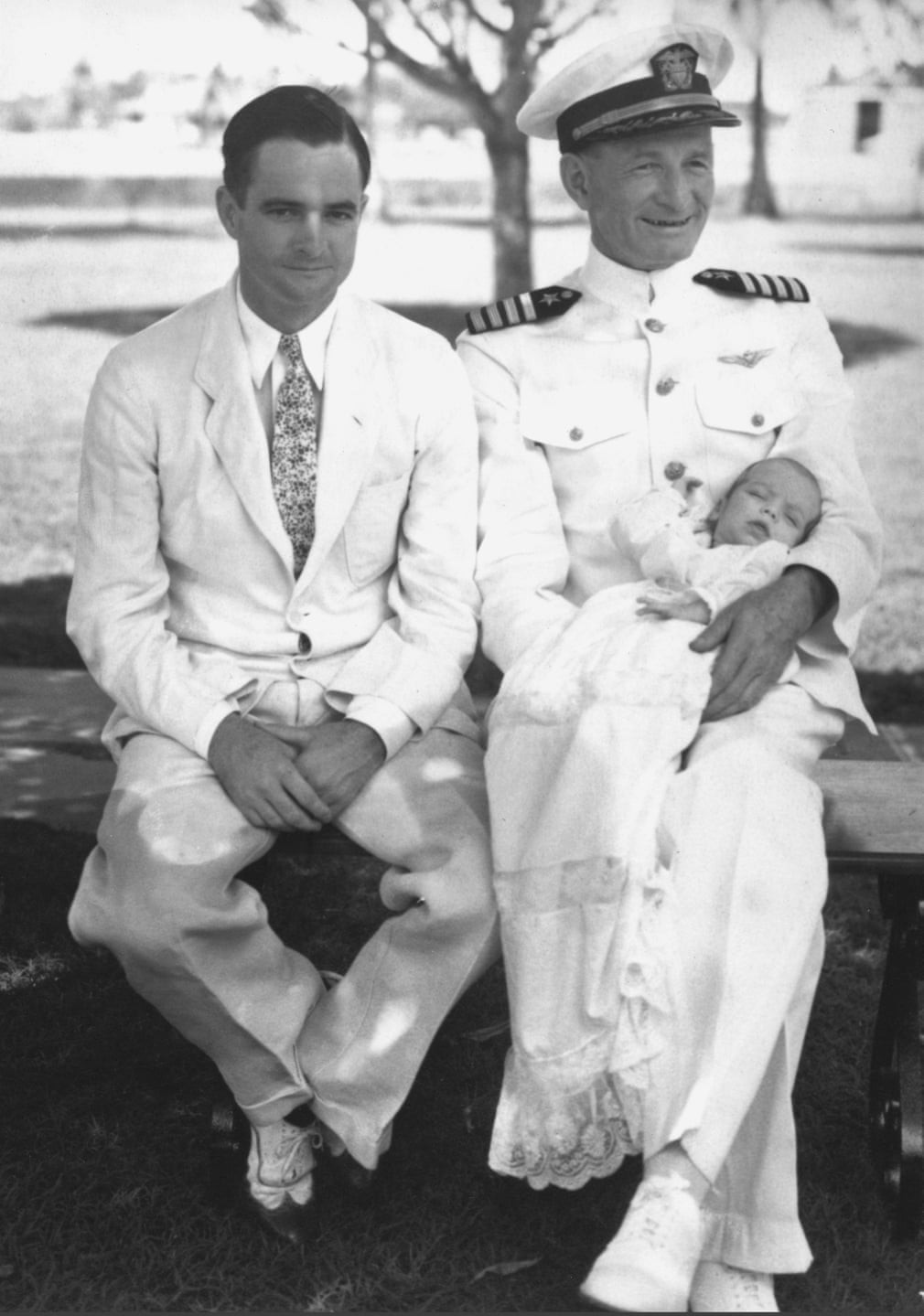 John McCain trong vòng tay ông nội John Sidney McCain (phải). Cha của ông là John Sidney McCain Jr (trái). Ảnh chụp tại Khu vực Kênh Panama năm 1936. Ảnh: AP