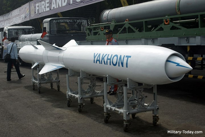 Tên lửa P-800 Yakhont nặng khoảng 3 tấn, dài 8,9m. Ảnh: Military-Today