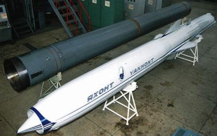 Theo nhận định của các chuyên gia, tên lửa P-800 Yakhont thực sự là bài toán khó với các chiến hạm khi nó được kết hợp giữa tốc độ vượt âm thanh và độ cao bay cực thấp. Ảnh: militaryedge