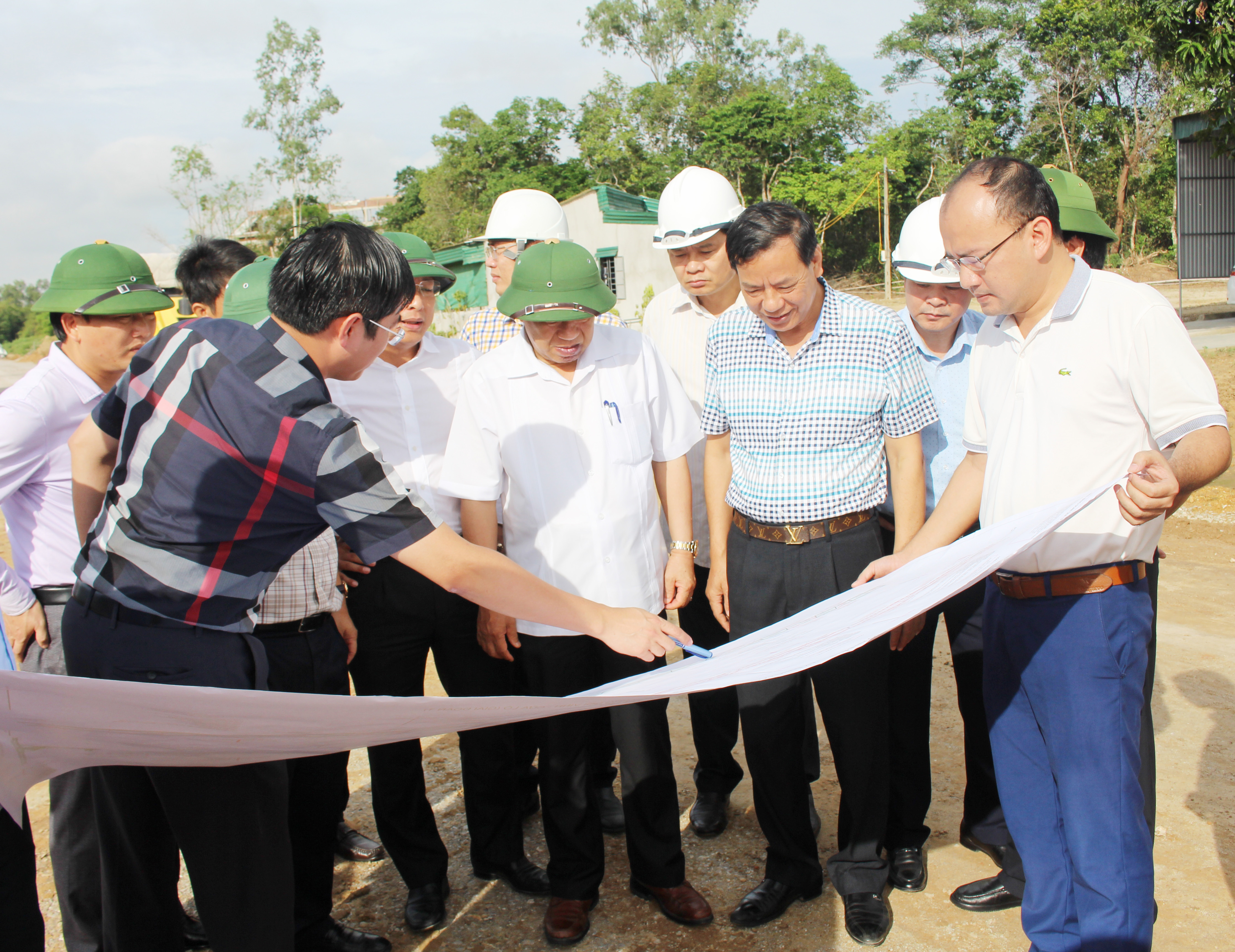 Lãnh đạo tỉnh kiểm tra thi công Đại lộ Vinh- Cửa Lò. Ảnh Phú Hương