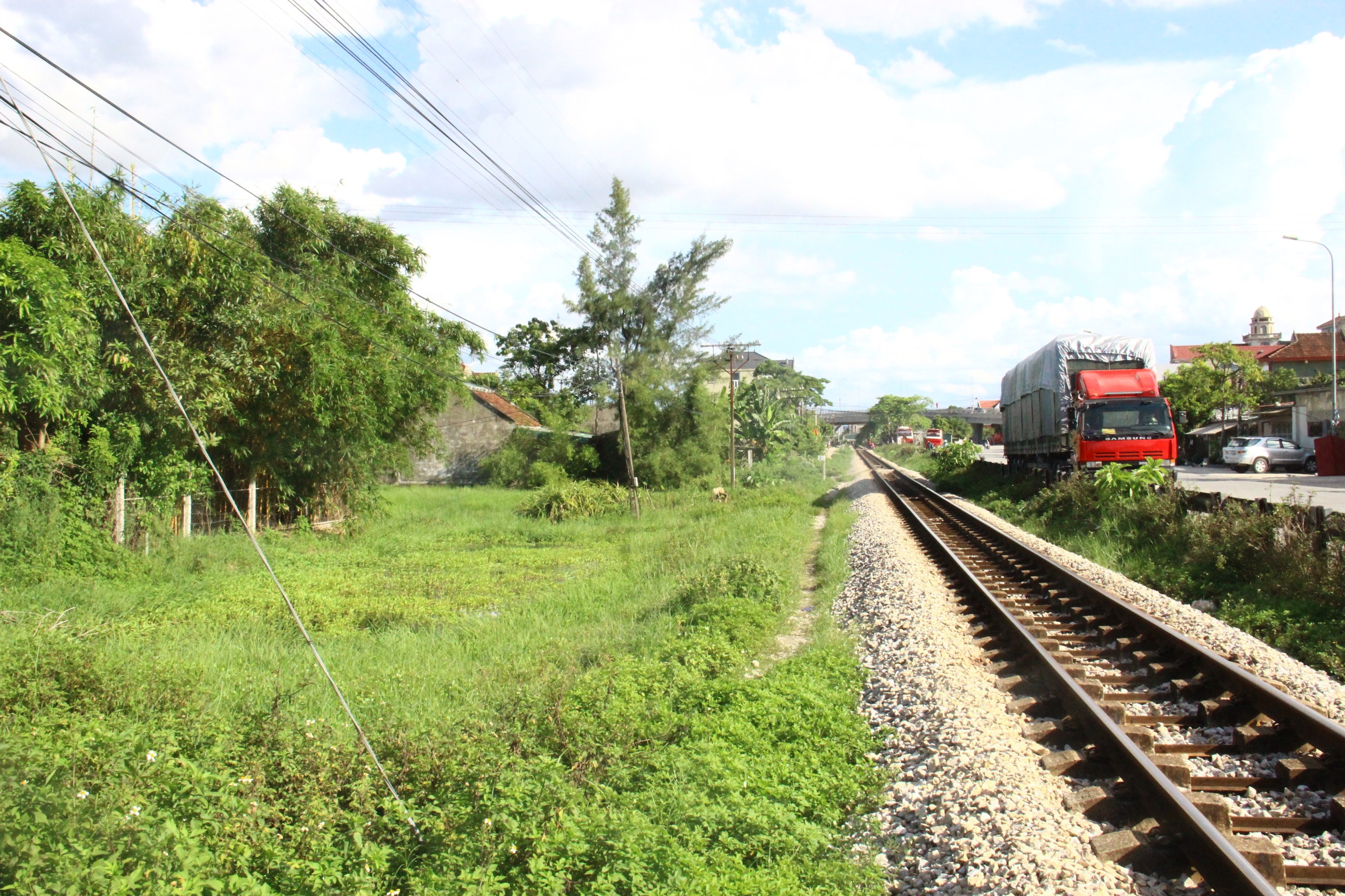 Đường gom từ cổng vào dự án đến chân cầu vượt đường sắt Nghi Kim (cầu vượt trên QL1A) đang vướng mắc về GPMB. Ảnh: Hoàng Vĩnh