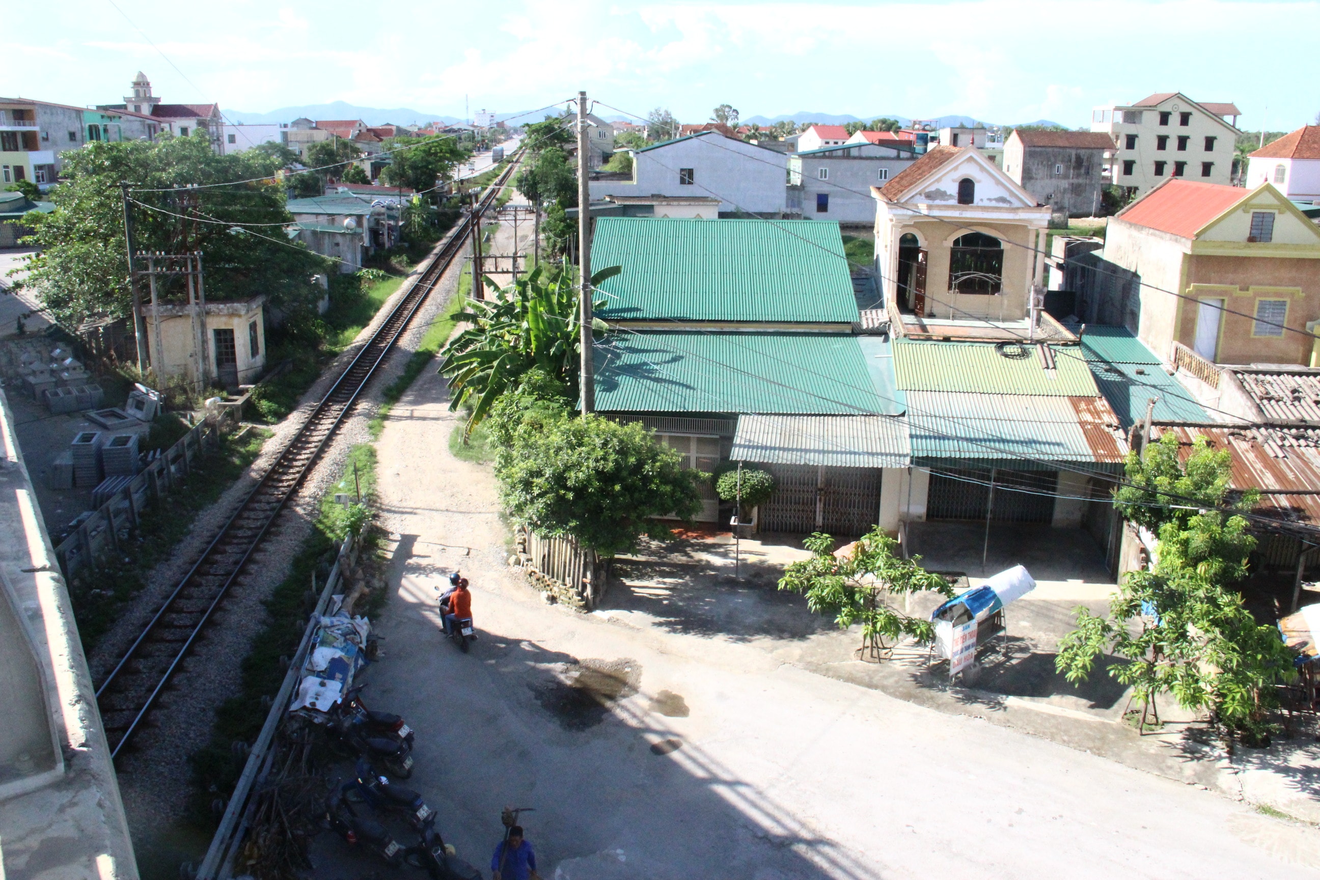 Do nhu cầu đi lại của người dân, nên tại chân cầu vượt đường sắt đã hình thành đường gom và không bảo đảm ATGT. Ảnh: Hoàng Vĩnh