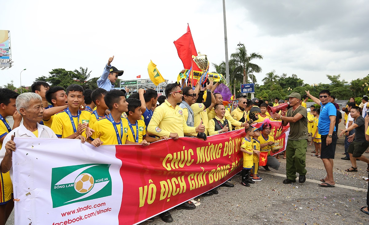 Thầy trò HLV Lê Kỳ Phương đã di chuyển từ TP Hồ Chí Minh về TP Vinh bằng ô tô. Trước đó, U15 SLNA đã xuất sắc đánh bại U15 Viettel trong trận chung kết trên chấm penalty vào ngày 22/8. 