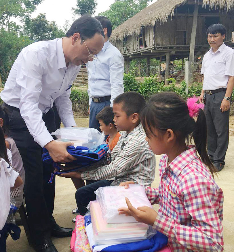 Đoàn công tác Ủy ban kiểm tra Tỉnh ủy Nghệ An quà cho các học sinh nghèo
