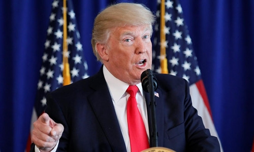 Tổng thống Donald Trump phát biểu trước khi ký một đạo luật ở Bedminster, New Jersey ngày 12/8/2017. Ảnh: Reuters