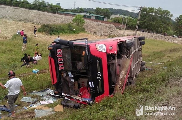 Hiện trường vụ lật xe khách trên đường tránh Vinh. Ảnh tư liệu