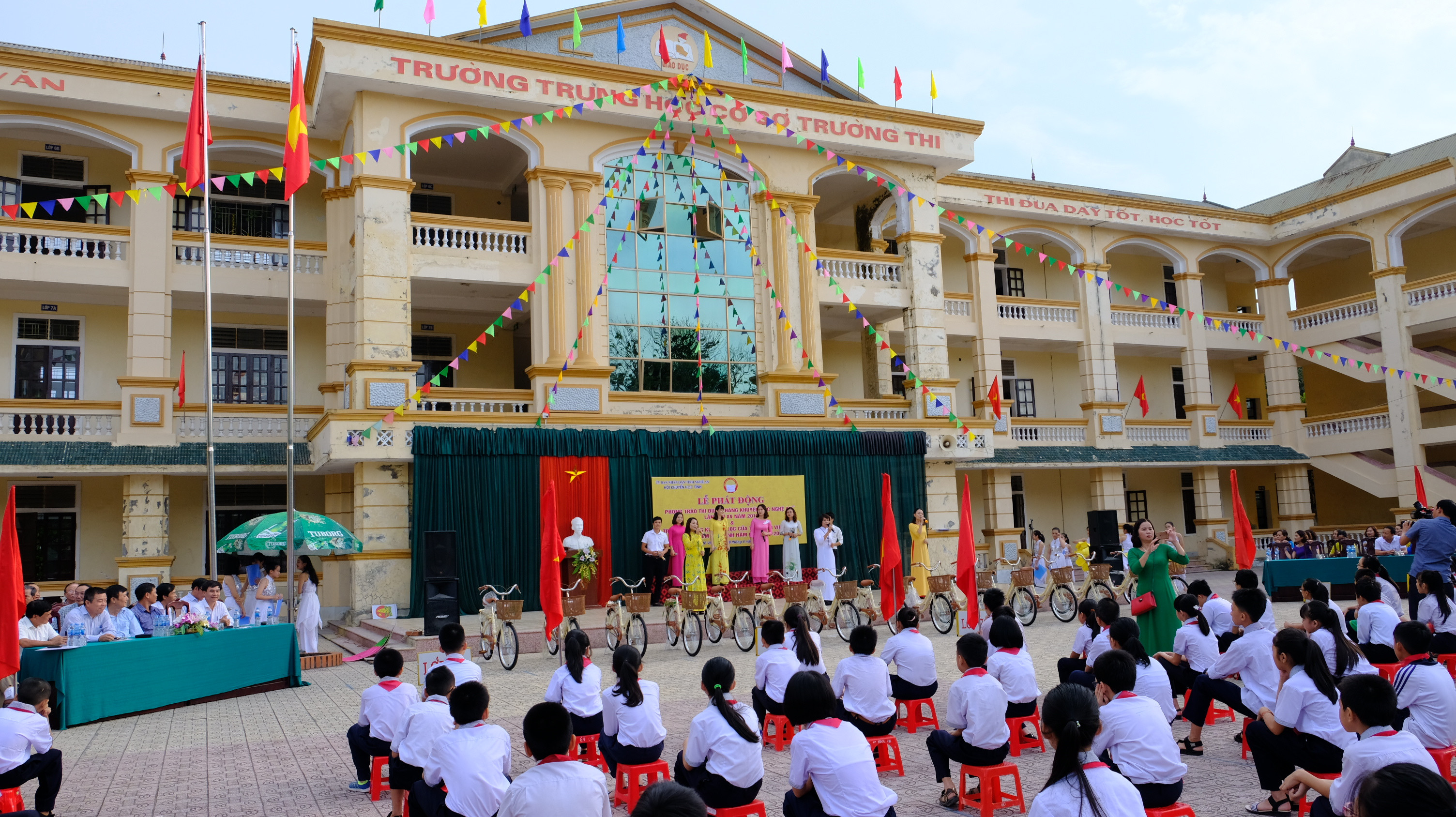 Lễ phát động Tháng Khuyến học năm học 2018 - 2019 được tổ chức tại Trường THCS Trường Thi - thành phố Vinh. Ảnh: Mỹ Hà