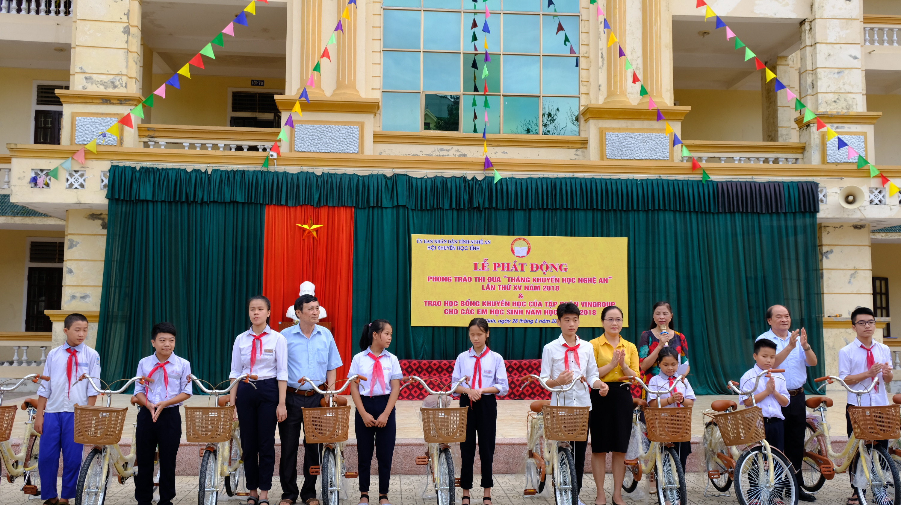 Hội Khuyến học tỉnh tặng quà của Tập đoàn Vingroup cho học sinh thành phố Vinh. Ảnh: Mỹ Hà.