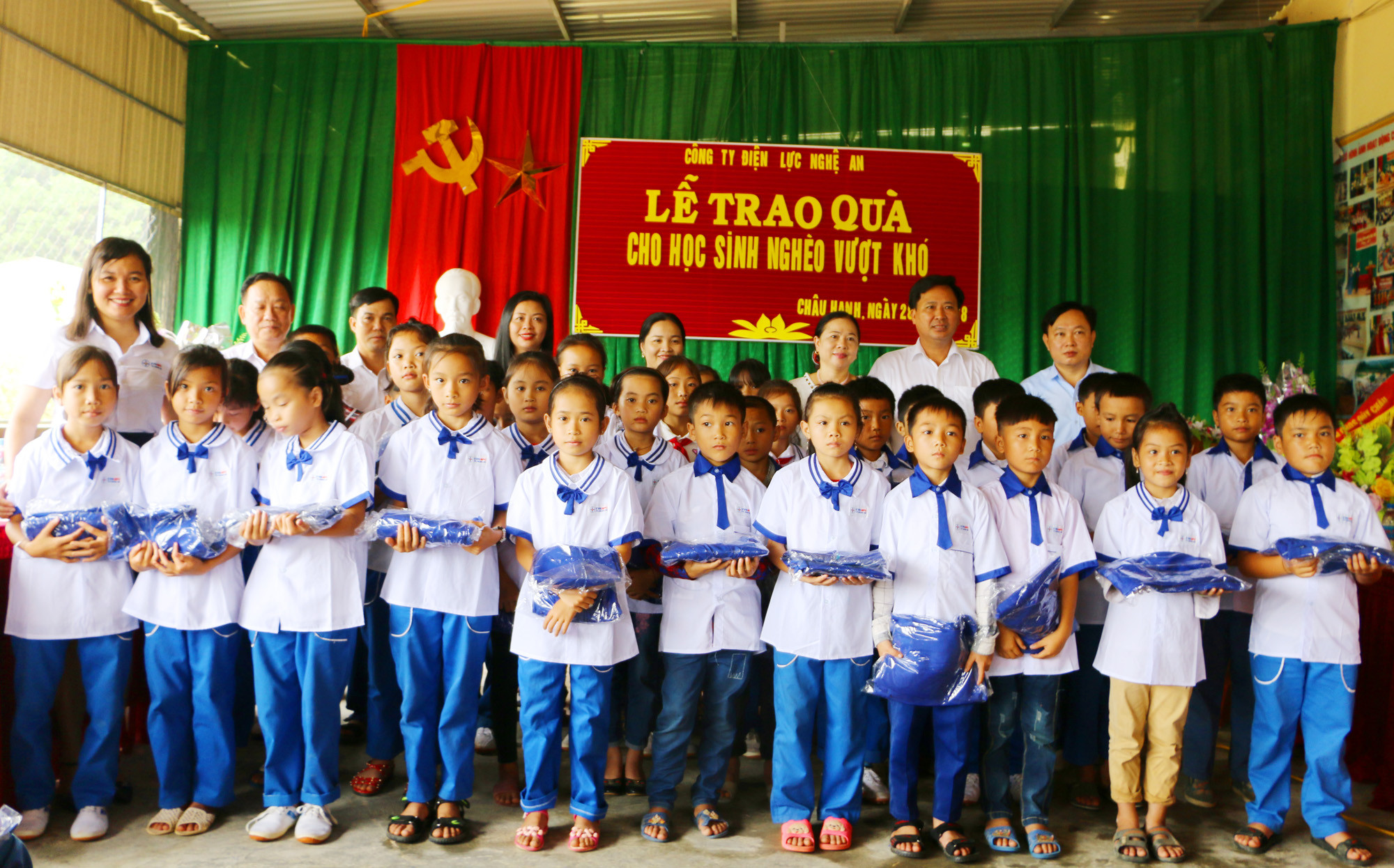 Các đại biểu tặng quà và chụp ảnh lưu niệm với các học sinh nghèo Tiểu học Châu Hạnh 2 được trao quà hỗ trợ. Ảnh: Nguyễn Hải