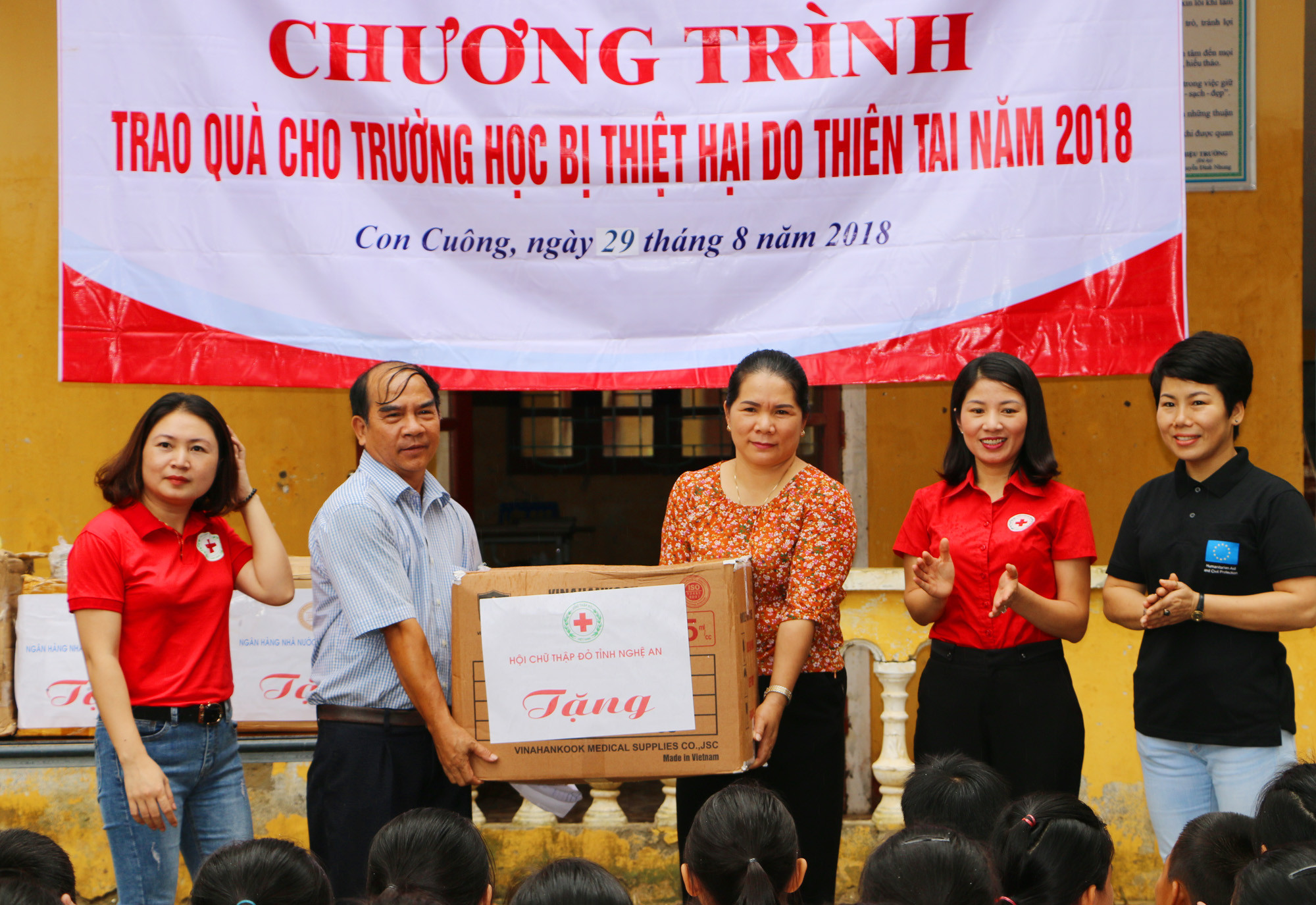 Hội chữ thập đỏ tỉnh trao quà hiện vật cho đại diện Ban giám hiệu Trường THPT Nội trú và THCS huyện Con Cuông. Ảnh: Nguyễn Hải
