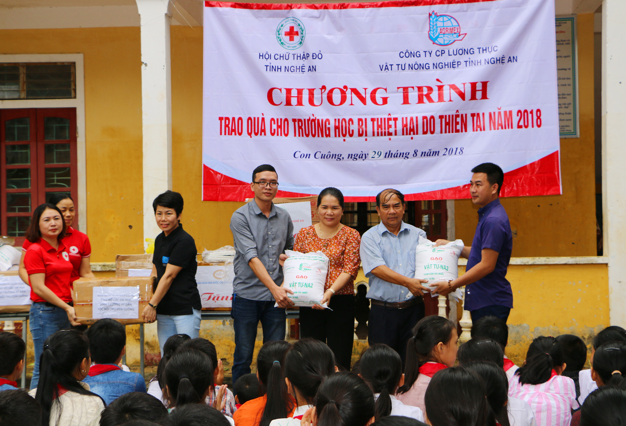Công ty CP Lương thực vật tư Nghệ An trao gạo để hỗ trợ các học sinh bán trú và giáo viên nhà trường. Ảnh: Nguyễn Hải