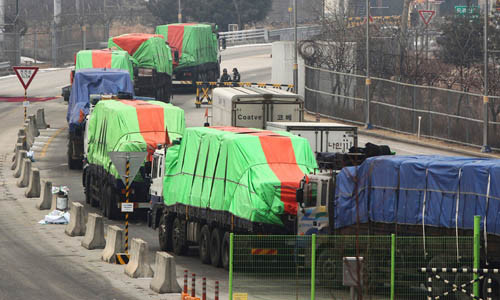  Đoàn xe tải chở lương thực viện trợ từ Hàn Quốc sang Triều Tiên vào năm 2012. Ảnh: AP.