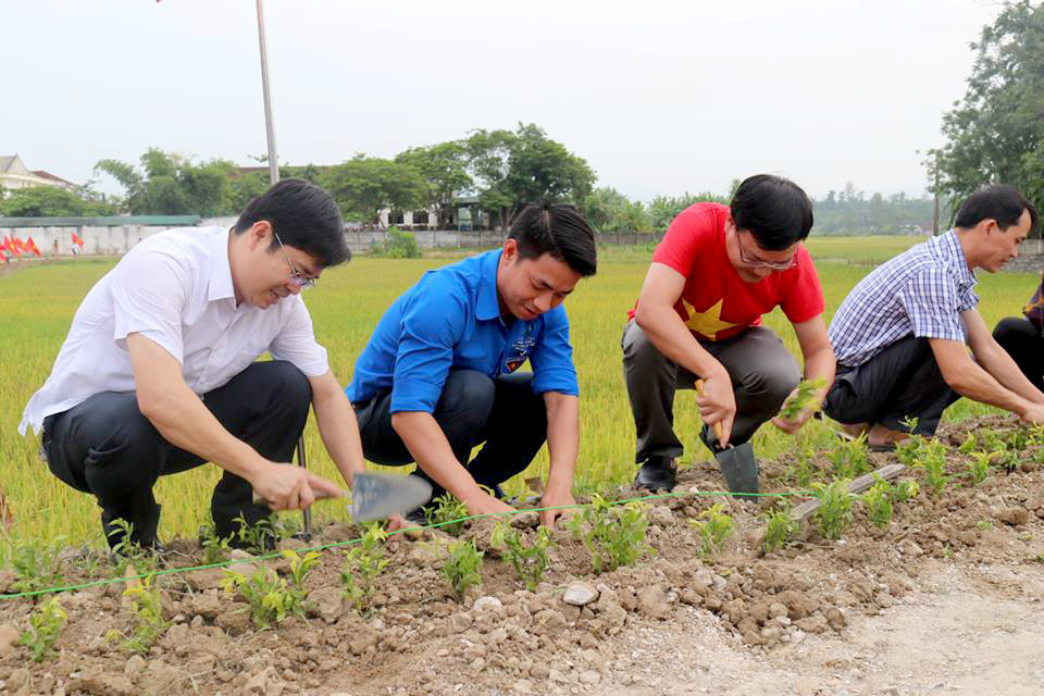 Lãnh đạo Tỉnh đoàn Nghệ An và huyện Thanh Chương tham gia trồng cây xanh tại xã Thanh Lĩnh. Ảnh: Thảo Vy