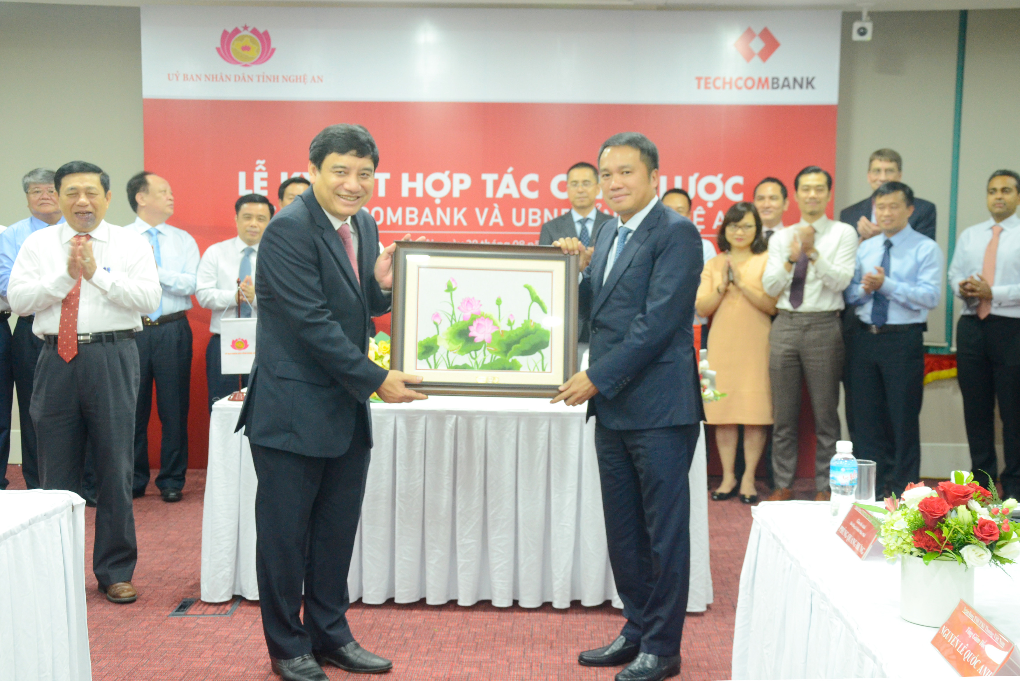 Bí thư Tỉnh ủy Nguyễn Đắc Vinh tặng quà lưu niệm cho Ngân hàng