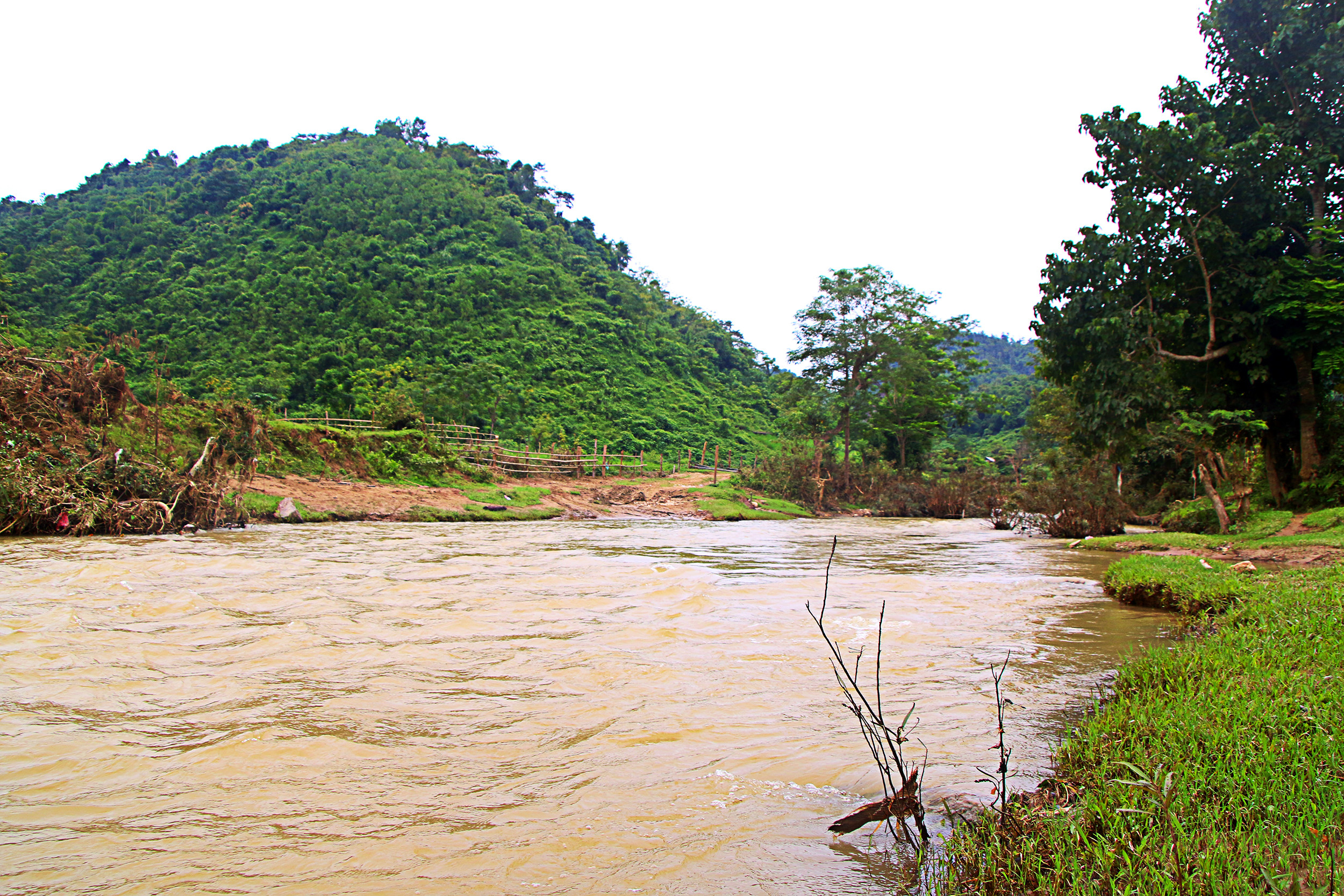 Suối sì Vàng khiến đường vào bản Bạc Sơn xã Cam Lâm, huyện con Cuông (Nghệ An) bị chia cắt trong mùa mưa lũ. Ảnh : Hữu Vi