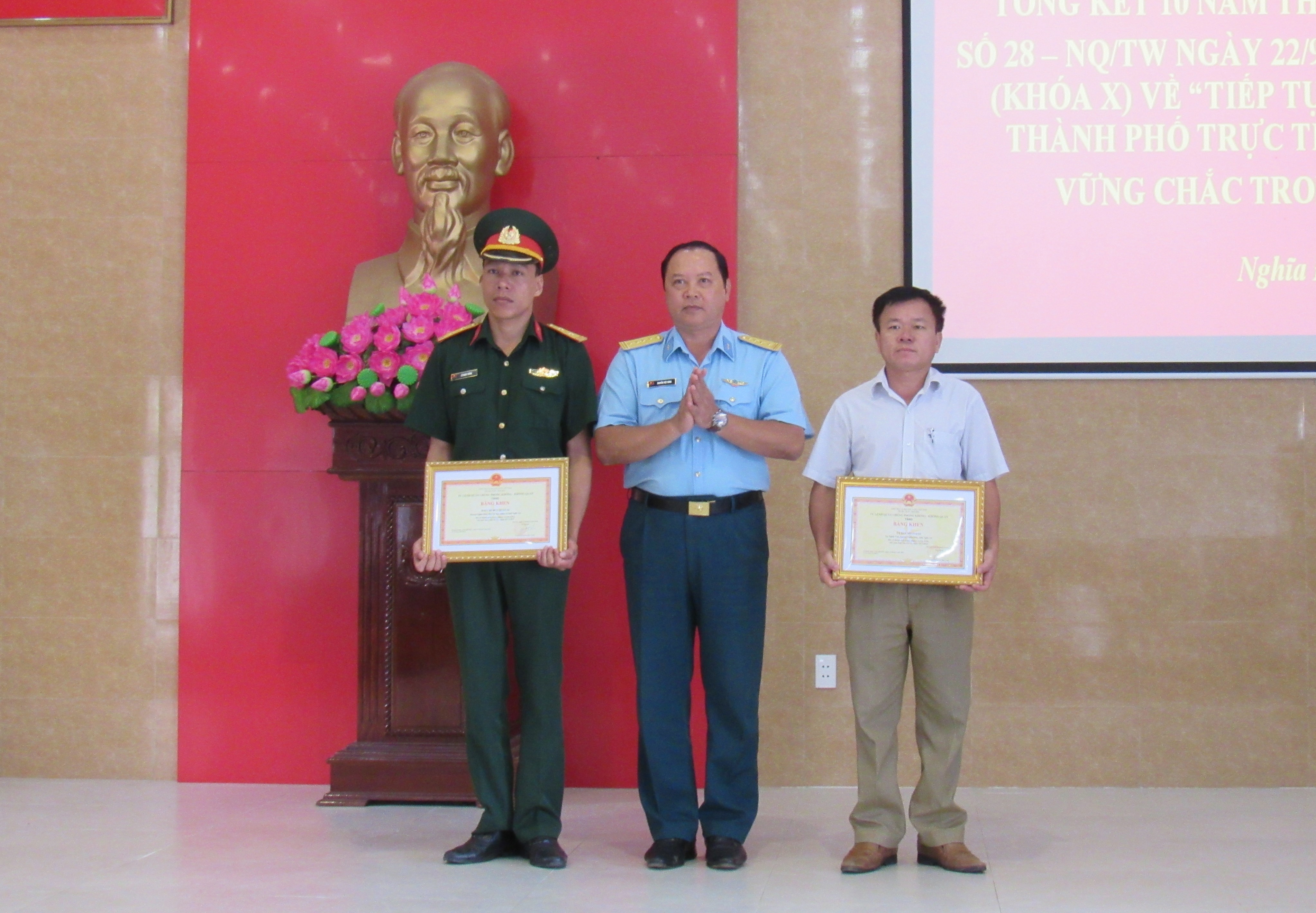 Trao bằng khen cho các tập thể có thành tích trong nhiệm vụ tìm kiếm cứu nạn máy bay Su-22 ngày 26/7/2018. Ảnh: Đức Anh