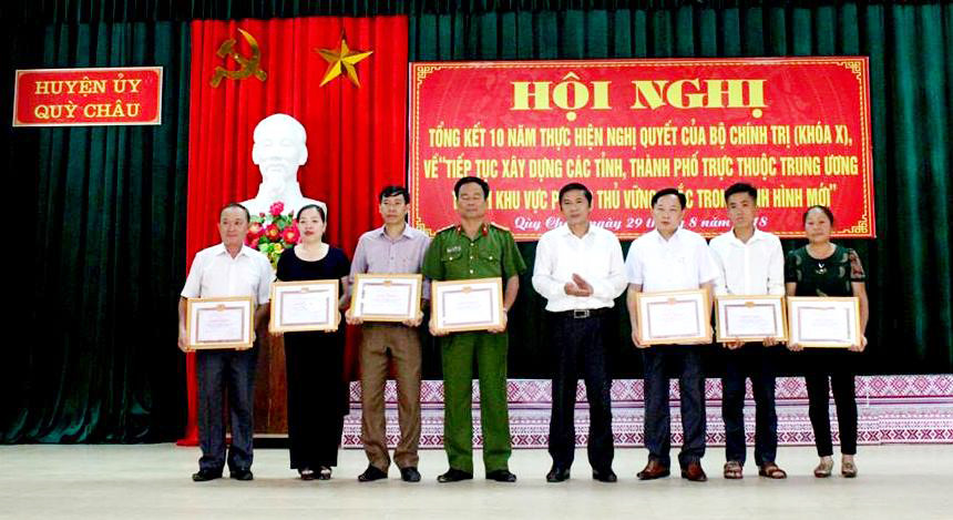 Huyện Quỳ Châu trao thưởng cho các tập thể có thành tích xuất sắc trong thực hiện Nghị quyết. Ảnh: Kế Kiên