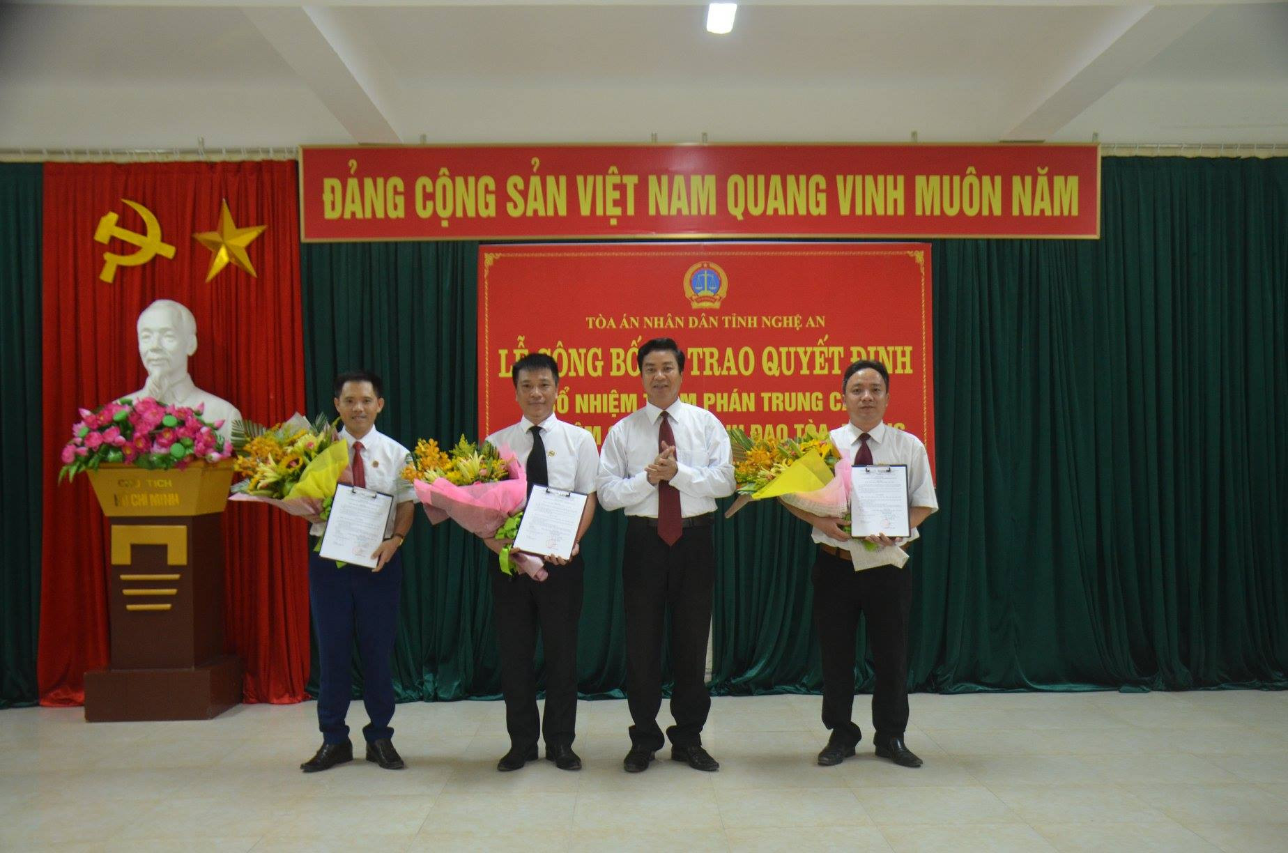 Chánh án Tòa án nhân dân tỉnh Nghệ An trao quyết định. Ảnh: Lê Dương