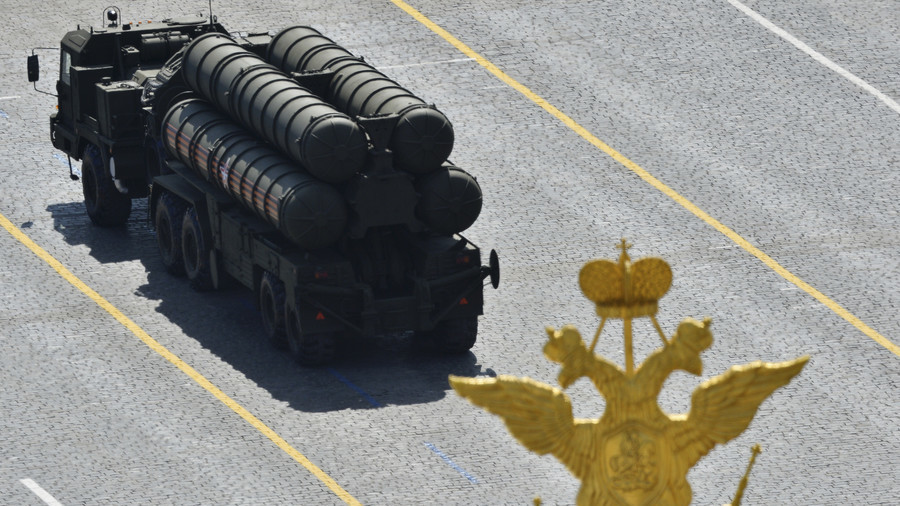 Hệ thống phòng thủ tên lửa S-400 của Nga. Ảnh: RIA/Reuters