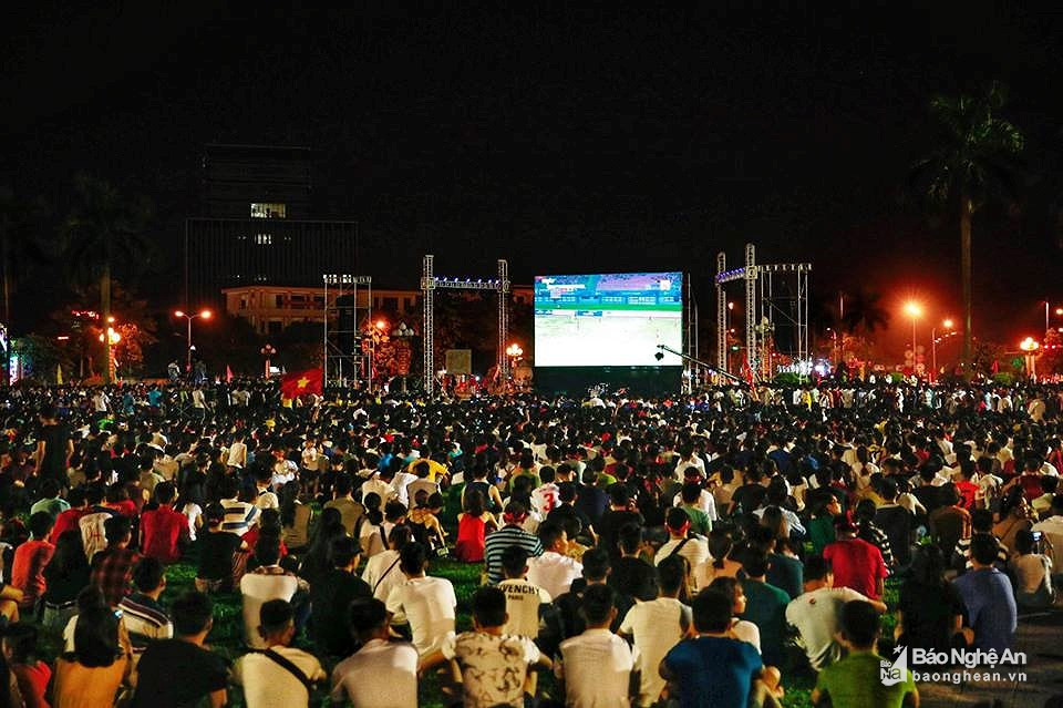 Chiều nay, tỉnh Nghệ An tiếp tục lắp màn hình cỡ lớn tại Quảng trường Hồ Chí Minh để phục vụ người hâm mộ. Ảnh: Tiến Hùng