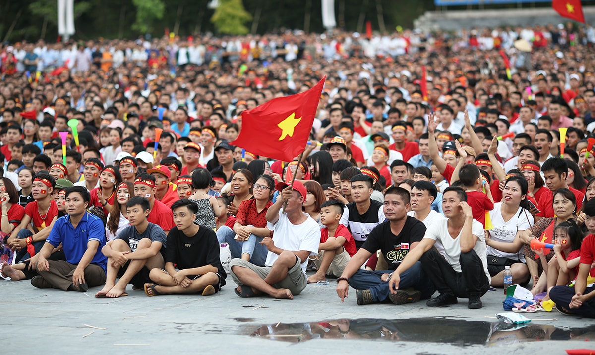 Tương tự, ở trận bán kết gặp Hàn Quốc cũng có hàng vạn người hâm mộ đến Quảng trường hòa trong không khí bóng đá. Ảnh: Hoài Hoan 